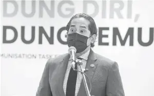  ?? — Gambar Bernama ?? VAKSIN: Khairy Jamaluddin ketika sidang media mengenai perkembang­an Program Imunisasi COVID-19 Kebangsaan selepas mesyuarat Jawatankua­sa Khas Jaminan Akses Bekalan Vaksin COVID-19 (JKJAV) di Kompleks F semalam.