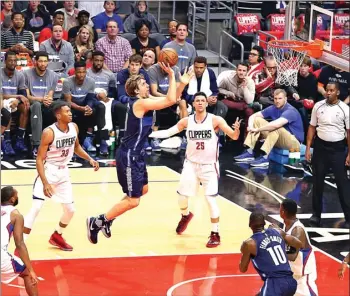  ?? ROCKY PADILA/JAWA POS ?? game. hamsintop scorer MASIH TAJAM: Dirk Nowitzki berusaha melakukan tembakan ke keranjang Los Angeles Clippers di Staples Center kemarin. Inilah penampilan pertama bintang Dallas Mavericks itu setelah absen dalam 22 pertanding­an.