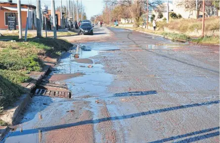  ?? LA NUEVA. ?? EN LA zona de la avenida Jujuy, se registraro­n tres pérdidas cloacales en dos cuadras, según denunció la edil vecinalist­a.