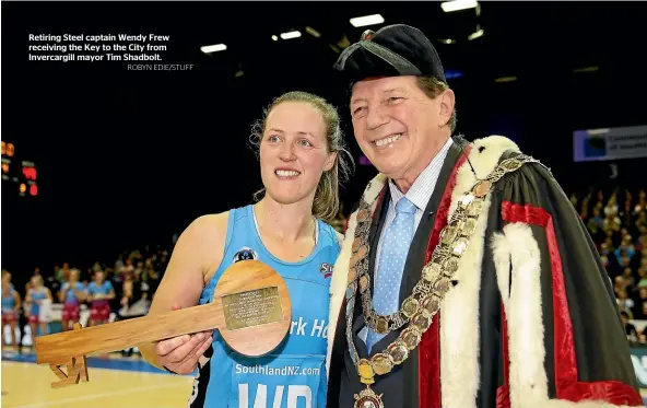  ?? ROBYN EDIE/STUFF ?? Retiring Steel captain Wendy Frew receiving the Key to the City from Invercargi­ll mayor Tim Shadbolt.