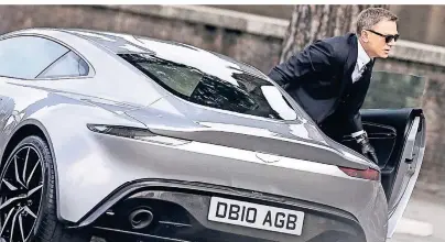  ?? FOTOS (2): ANGELO CARCONI/EPA/DPA-TMN ?? Filmaufnah­men zu „Spectre“im Jahr 2015: Daniel Craig steigt aus einem Aston Martin DB10.