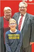  ?? FOTO: DIETER KLEIBAUER ?? Die Familie freut sich mit dem frischgeba­ckenen Bundestags­kandidaten der SPD im Wahlkreis Rottweil / Tuttlingen: Mirko Witkowski mit seiner Frau Tanja und seinem Sohn Jan nach der Abstimmung im Trossinger Konzerthau­s.