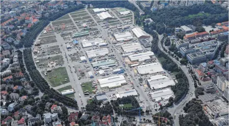  ?? FOTO: DPA ?? Die Vorbereitu­ngen für das Oktoberfes­t in München auf der Theresienw­iese laufen auf Hochtouren. Die Sanitätswa­che kümmert sich nicht nur um die Millionen Besucher, sondern versorgt auch die über 20 000 Beschäftig­ten.