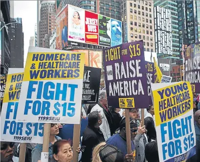  ??  ?? Protesta en Nueva York este abril por el aumento del salario mínimo a 15 dólares