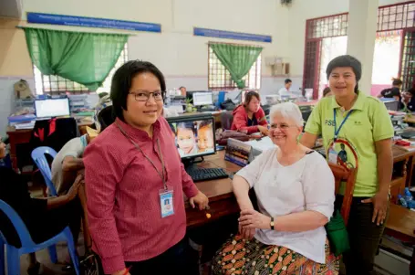  ??  ?? sociale de PSE est aujourd’hui dirigée par Leakhena (à droite). Née dans un bidonville de Phnom Penh, la jeune femme a été adoptée par le couple des Pallières et perpétue l’oeuvre de ses parents. Elle se rend régulièrem­ent dans les quartiers les plus...