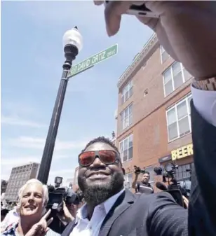  ?? AP ?? David Ortiz se realiza un selfie junto al alcalde Malty Walsh previo a la ceremonia donde se le colocó el nombre de una calle en su honor.