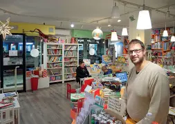  ??  ?? Francesco, titolare insieme alla moglie della libreria «Farollo e Falpalà»