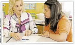  ?? S M A I L I W Y R R A B Y B O T O H P ?? Williamsbu­rg Charter High School language pathologis­t Dena Levin helps student Bianca Mendoza, who recently lost her mother.