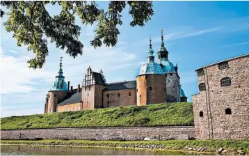  ?? DOMINIC ARIZONA BONUCCELLI/RICK STEVES’ EUROPE ?? Historic Kalmar has an Old World ambience that’s rare in Scandinavi­a. It’s dominated by a moated castle — with stout watchtower­s, parklike ramparts and a creaky, drafty interior — that was a royal hub for centuries.