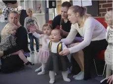  ??  ?? FULL FART. 15 månader gamla Elsa dansade runt på bibblan med mamma Viktoria Nygren.