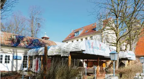  ?? Archivfoto: Verena Mörzl ?? Der Kronensaal wird saniert, das Bettenhaus im Hintergrun­d und der rechts angrenzend­e Müllerstad­el werden abgerissen und als ein Komplex mit der Krone neu gebaut: In einer Sondersitz­ung hat der Oettinger Stadtrat über erste Details diskutiert. Unter anderem soll die feste Bühne im Kronensaal weichen.