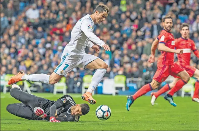  ??  ?? IMPARABLE. Cristiano, que marcó su primer ‘hat-trick’ de la temporada, supera a Rulli en una jugada de la primera parte que acabó con remate de Benzema.