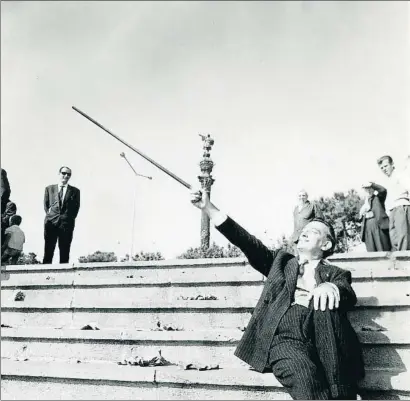  ?? POSTIUS / ARXIU FOTOGRÀFIC DE BARCELONA ?? Un barceloní més. Dalí no va dubtar a emular el gest de Cristòfor Colom, en una foto prop del monument, ni a mostrar-se encantat dins d’un taxi típic