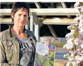  ?? FOTO: STADT DORMAGEN  ?? Anke Tobies-Gerstenber­g vom Umweltteam der Stadt Dormagen mit dem Plakat zum Vorgarten-Wettbewerb.