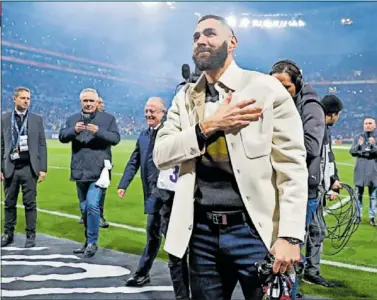  ?? ?? Benzema agradece al público del Parc OL el homenaje que recibió el viernes antes del Lyon-Niza.