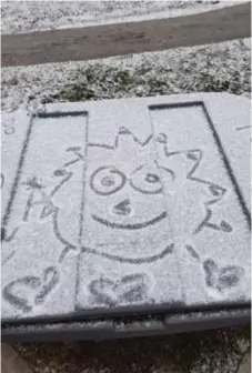 ?? FOTO: ANNA-KARIN BENNERHEIM ?? RITA. Finns det något roligare än att skriva och rita i snö?