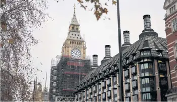  ?? ?? Scaffoldin­g surroundin­g Big Ben is removed.