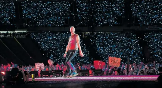  ?? JORDI VIDALS (REDFERNS / GETTY) ?? Chris Martin, cantante de Coldplay, durante el concierto que la banda británica dio en Barcelona en 2023.