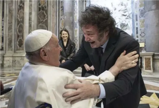  ?? ?? Diante de centenas de fiéis, o ultraliber­al Milei curvou-se para cumpriment­ar e abraçar o papa, que aceitou as desculpas