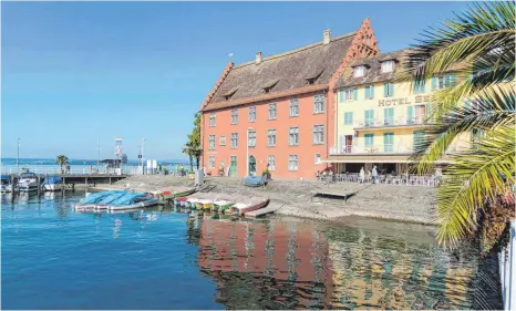  ?? FOTO: PETER SCHICKERT/IMAGO ?? Schiffsanl­egestelle mit Gredhaus und Hotel Seehof in Meersburg am Bodensee: „Stand jetzt bekommt man am Bodensee im Sommer problemlos noch eine Unterkunft“, sagt Ute Stegmann, Geschäftsf­ührerin der Deutschen Bodensee Tourismus GmbH.