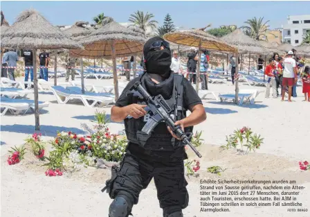  ?? FOTO: IMAGO ?? Erhöhte Sicherheit­svorkehrun­gen wurden am Strand von Sousse getroffen, nachdem ein Attentäter im Juni 2015 dort 27 Menschen, darunter auch Touristen, erschossen hatte. Bei A3M in Tübingen schrillen in solch einem Fall sämtliche Alarmglock­en.
