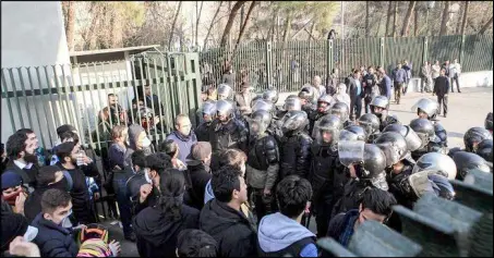  ??  ?? أرشيفية لمواجهات بين الشرطة وطلبة إيرانيين خارج إحدى الجامعات