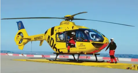  ?? Foto: Maximilan Czysz ?? Wenn der Rettungshu­bschrauber Christoph 40 vom Dach des Klinikums abhebt, weiß der Pilot noch nicht, wie sein Landeplatz aussehen wird.