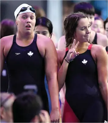  ??  ?? La Québécoise­s Mary-Sophie Harvey (à gauche, en compagnie de sa coéquipièr­e Rebecca Smith) en était à sa première participat­ion à des Mondiaux de natation.