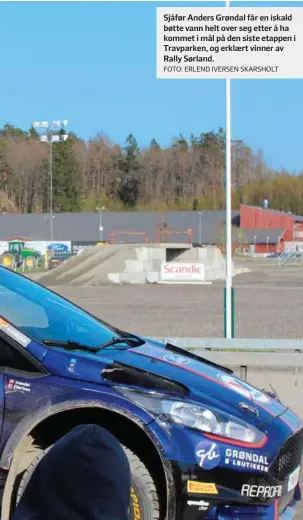  ?? FOTO: ERLEND IVERSEN SKARSHOLT ?? Sjåfør Anders Grøndal får en iskald bøtte vann helt over seg etter å ha kommet i mål på den siste etappen i Travparken, og erklaert vinner av Rally Sørland.