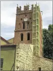  ??  ?? Le clocher de Claira en cours de rénovation par les Vieilles Pierres
