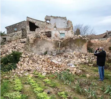  ??  ?? Ruines. Ci-dessus, ce qu’il reste d’une maison du quartier de la Rougière après le tremblemen­t de terre d’une magnitude de 5,4 qui a secoué Le Teil (Ardèche) le 11 novembre.
A droite, Frédéric Clauzel dans sa maison, située sur les hauteurs.