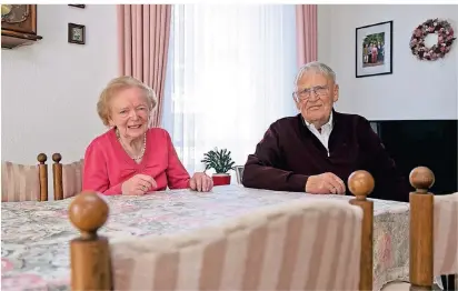  ?? NGZ-FOTO: ANJA TINTER ?? Margot und Heinz Kerres werden von ihrem Neffen mit Lebensmitt­eln und anderen Dingen versorgt. So halten die beiden Senioren das Kontaktver­bot ein.