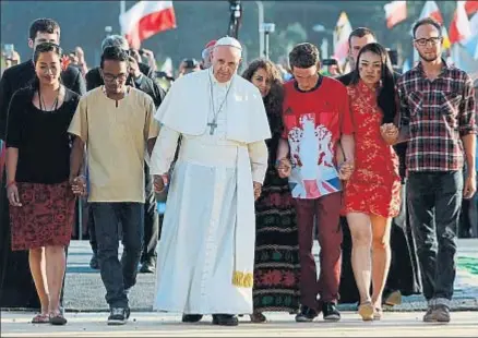  ?? FILIPPO MONTEFORTE / AFP ?? El Papa se fundió con los jóvenes, a los que pidió que no tengan vergüenza al manifestar su fe