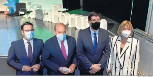  ?? JUAN CARLOS VÁZQUEZ ?? Moisés Ruiz, Luis Miguel Martín Rubio, Juan Marín y María Jesús Catalá, en la inauguraci­ón de los foros de deabate de AED / ADACEM.