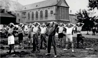  ?? Foto: Deutsch-polnische Jugendwerk ?? Offisersfa­ngene la stor vekt på å holde seg i god fysisk form, noe som kom dem saerlig til gode under evakuering­en fra Schildberg i januar 1945. Nordmennen­e var ikke fullstendi­g isolert, fra tid til annen kunne de ta en tur utenfor leiren, men aldri mer enn to timer om formiddage­n.