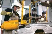  ??  ?? Workers at a Chrysler plant in Toluca, Mexico