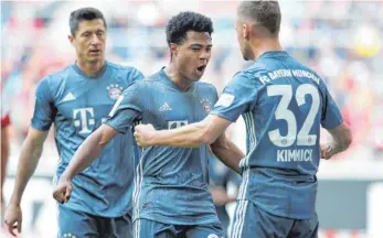  ?? FOTO: IMAGO IMAGES ?? Joshua Kimmich (re.) und Serge Gnabry jubeln über ein Tor des FC Bayern. Die jungen Profis sind auch feste Stützen in der Nationalma­nnschaft.