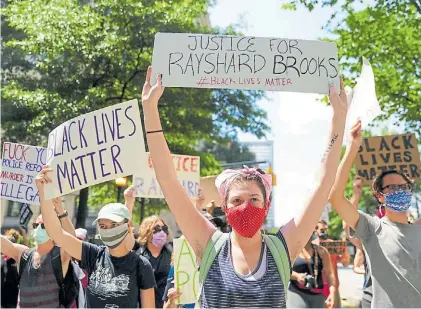  ?? REUTERS ?? Reclamos. Ahora, por Rayshard Brooks, muerto durante la noche del viernes en Atlanta.