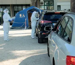  ??  ?? Prevenzion­e A Bari cittadini in fila nelle auto per sottoporsi al tampone