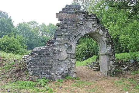  ?? PHOTO ARCHIVES OUEST-FRANCE ?? Les vestiges du château de Joyeuse Garde, dans le Finistère, fief de Lancelot du Lac.