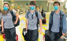  ?? Picture / Greg Bowker ?? Students arrive at Auckland Airport on a flight from the US during the swine flu outbreak of 2009.