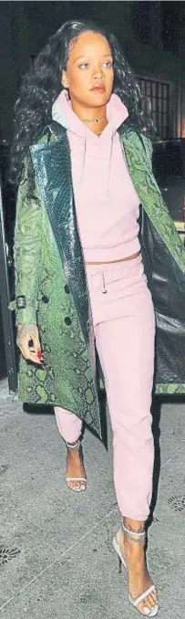  ??  ?? A todo color Hace sólo unos días Rihanna escogió este look atrevido en que combina el chándal, la piel y los tacones