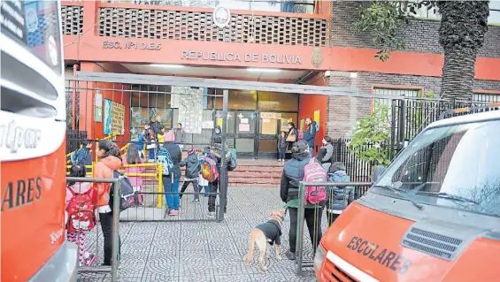  ?? J. SANCHEZ ?? A clases. Entrada de la escuela “República de Bolivia”, ayer. Para los gremios, la adhesión al paro fue del 90%, para el Gobierno del 23%.