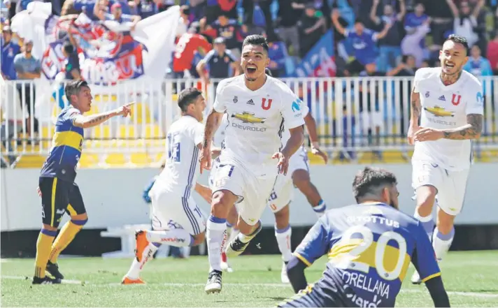  ??  ?? ► Lorenzo Reyes celebra su agónico gol en Sausalito que le dio la victoria a la U frente a Everton.