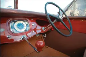  ??  ?? Comme sur une limousine des années 1930, le tableau de bord est d’une luxueuse sobriété avec ses compteurs d’origine américaine.