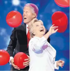  ?? Foto: Saul Loeb, afp ?? Eine strahlende Kandidatin Hillary Clinton im Luftballon-Regen, Ehemann Bill (im Hintergrun­d) überlässt ihr die Show.