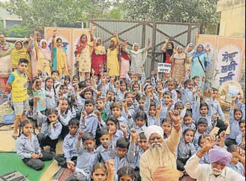  ?? HT PHOTO ?? Villagers and students protesting outside a school at Kulrian in Mansa on Sunday.