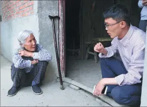  ?? ZHU LIXIN / CHINA DAILY ?? Han Chao (right), an official from Lyuzhai township in Linquan county, Anhui province, visits a poverty stricken resident in the village he administra­tes.