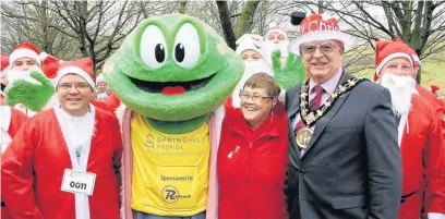  ??  ?? ●●The then mayor Coun Ray Dutton starting the 2016 Santa Dash or Dawdle at Hollingwor­th Lake