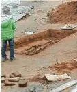  ?? Fotos: Claus Braun ?? An einer Kindertage­sstätte, wo sich bislang Kinder auf dem Spielplatz austobten, wurde ein Gräberfeld gefunden. Die Skelette in den 14 Grabstätte­n sind sehr gut er halten.